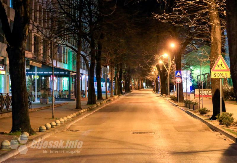 Prazne ulice u Mostaru - stanovništvo poštuje policijski sat